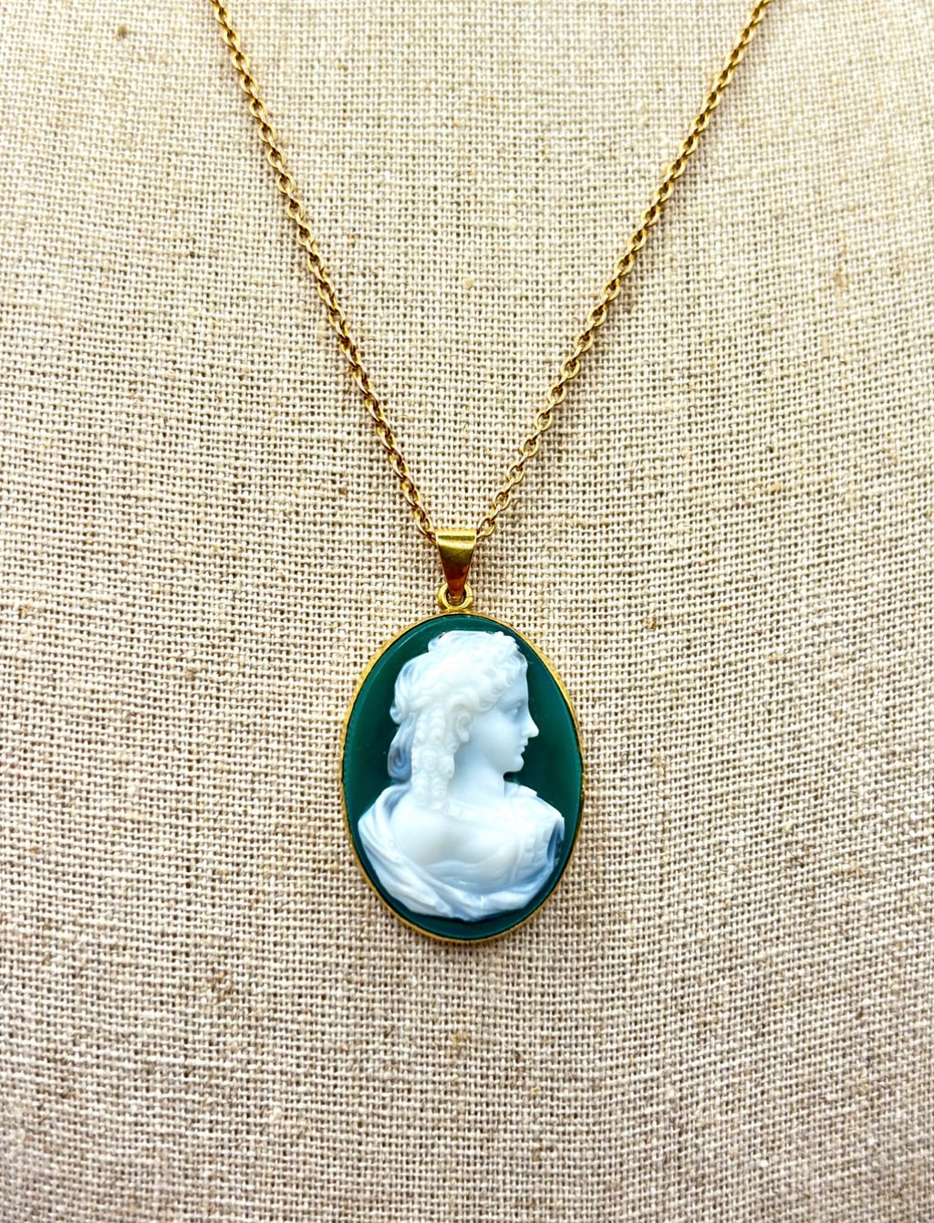 Antique 18 Karat Gold Green Agate Cameo Pendant Necklace, Birmingham, UK, 1922
