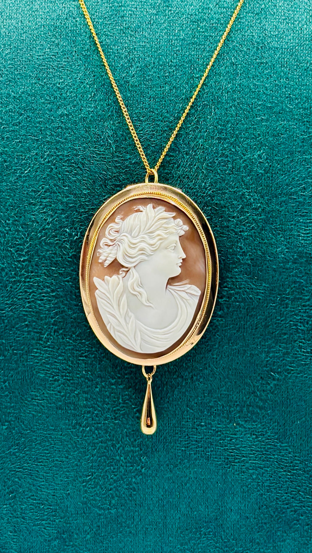 Large Victorian Classical Shell Cameo Pendant Brooch Depicting Ceres, circa 1890