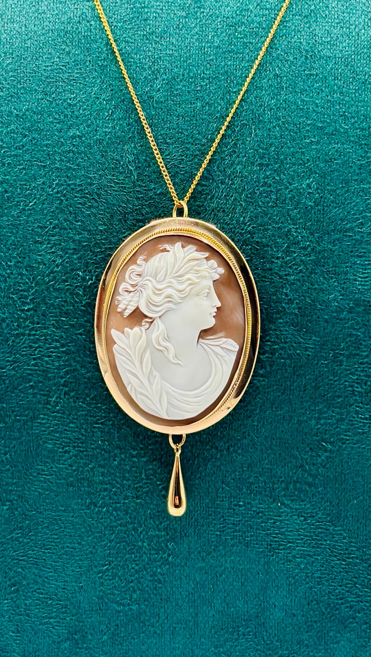 Large Victorian Classical Shell Cameo Pendant Brooch Depicting Ceres, circa 1890