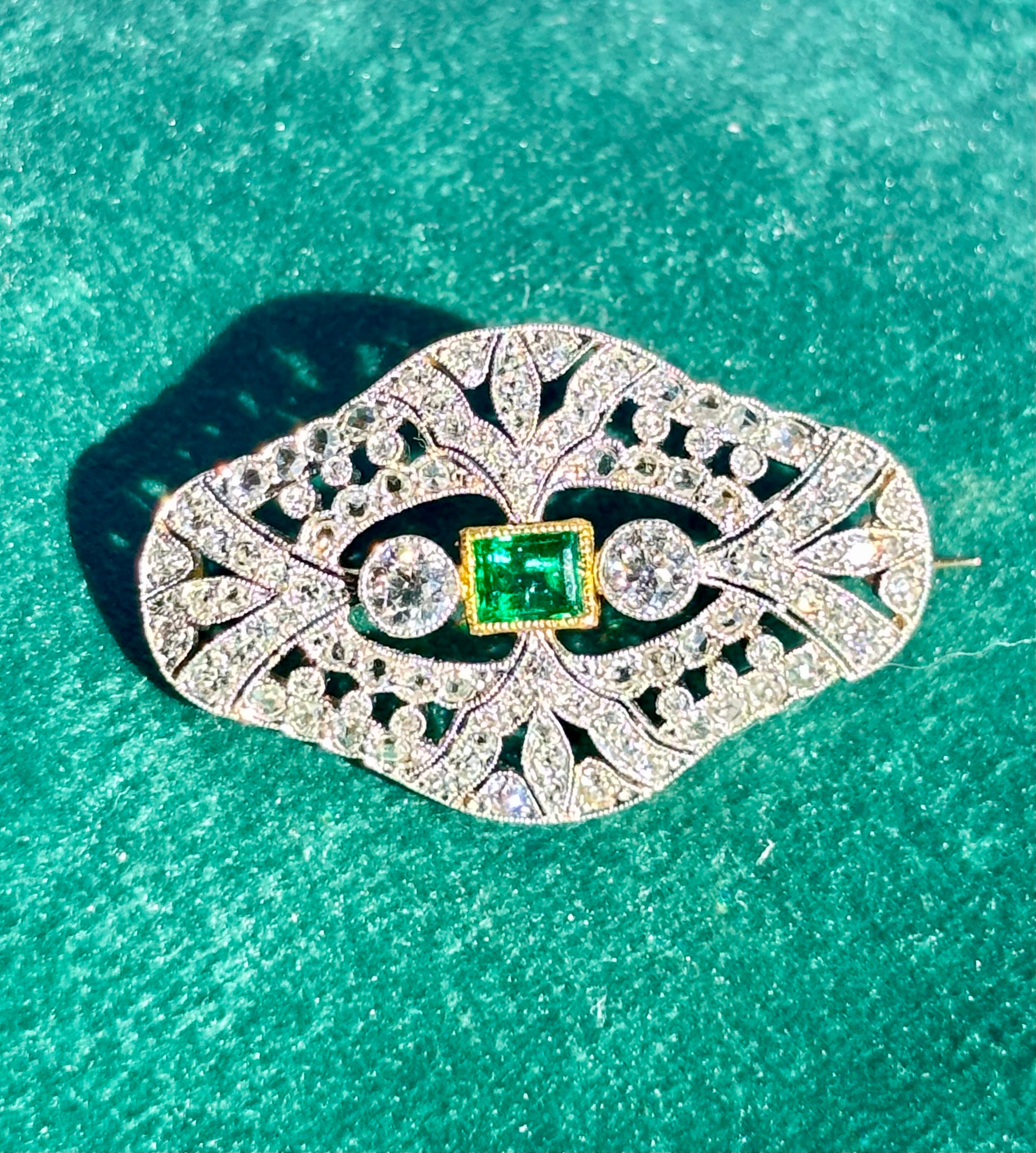 EMERALD & DIAMONDS PLATINUM and Gold Brooch c1910