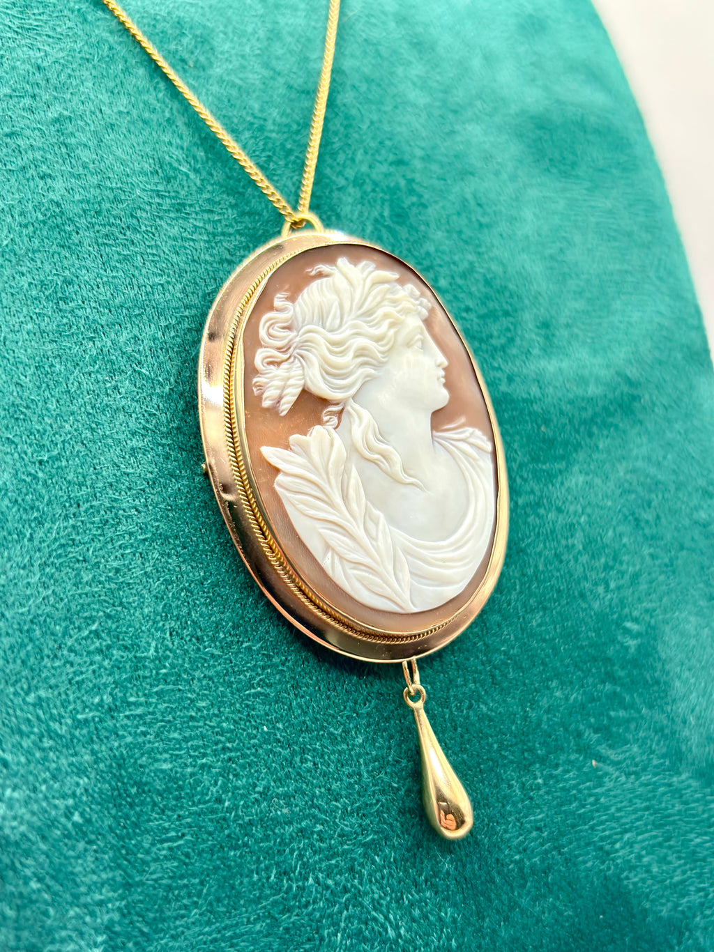 Large Victorian Classical Shell Cameo Pendant Brooch Depicting Ceres, circa 1890