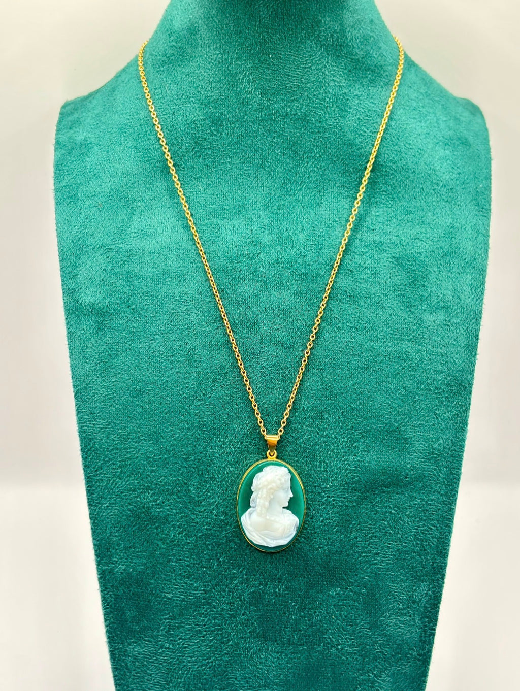 Antique 18 Karat Gold Green Agate Cameo Pendant Necklace, Birmingham, UK, 1922