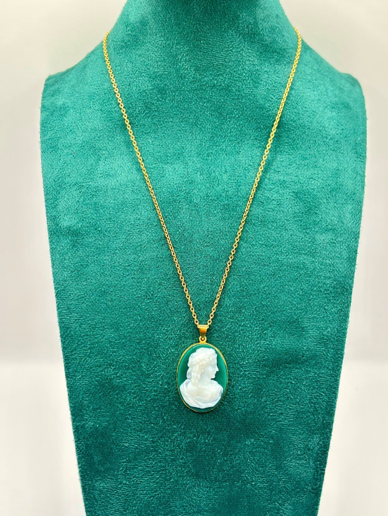 Antique 18 Karat Gold Green Agate Cameo Pendant Necklace, Birmingham, UK, 1922