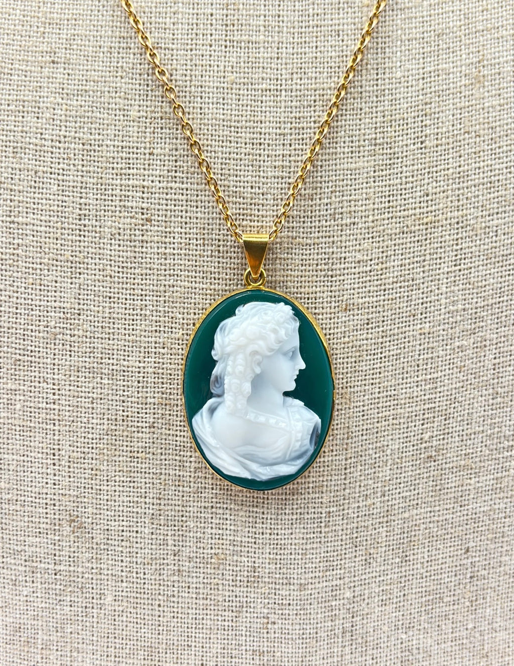 Antique 18 Karat Gold Green Agate Cameo Pendant Necklace, Birmingham, UK, 1922