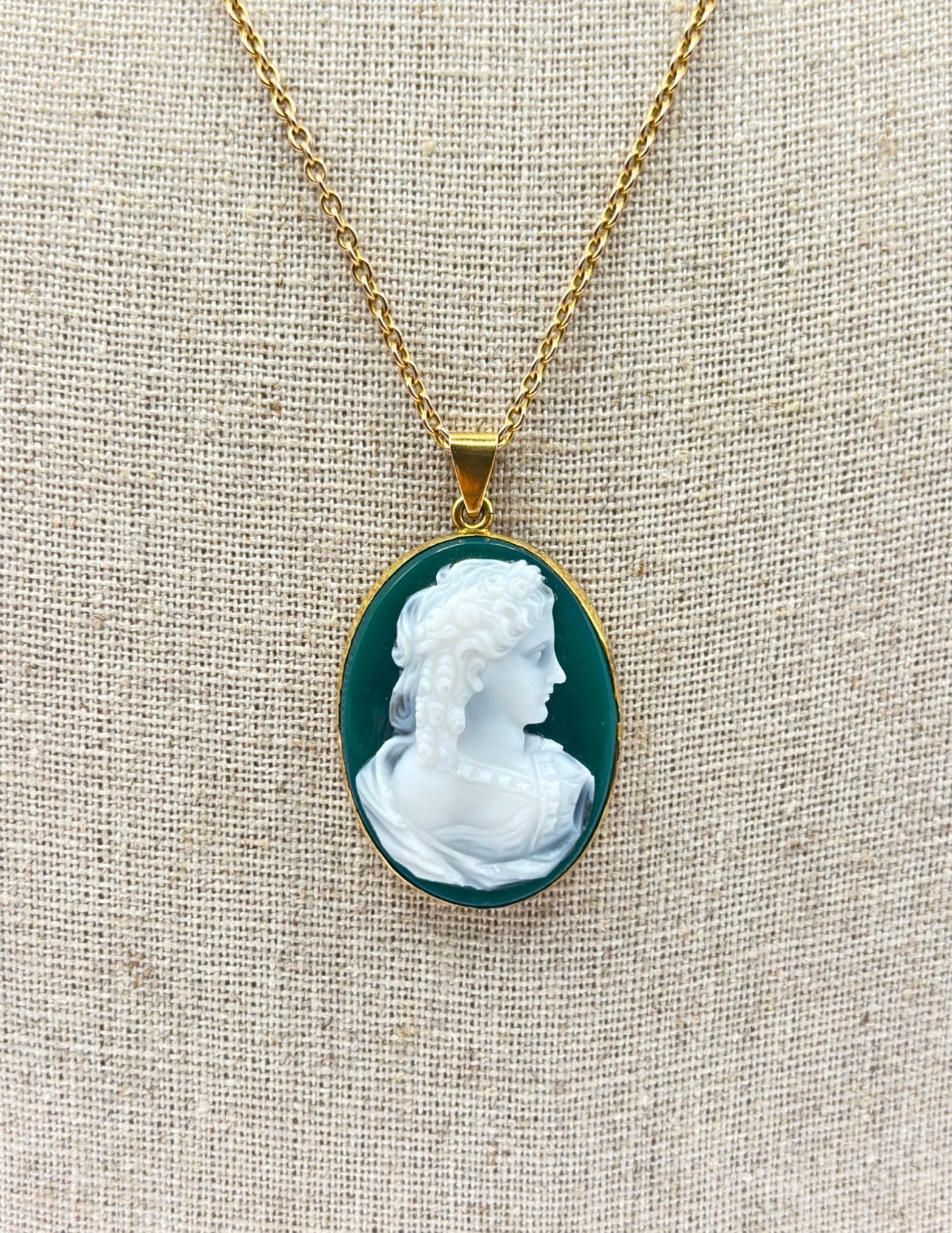 Antique 18 Karat Gold Green Agate Cameo Pendant Necklace, Birmingham, UK, 1922