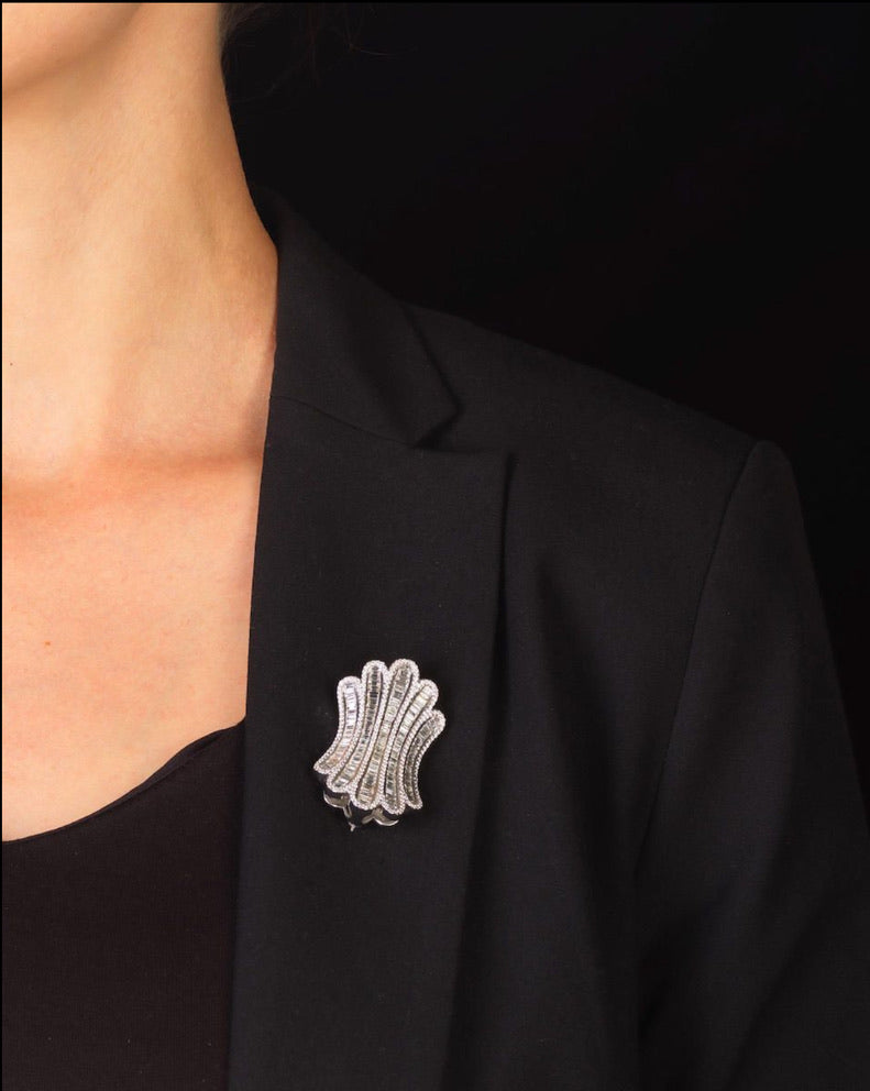 IMPRESSIVE VINTAGE DIAMOND Brooch in Art Deco inspired design