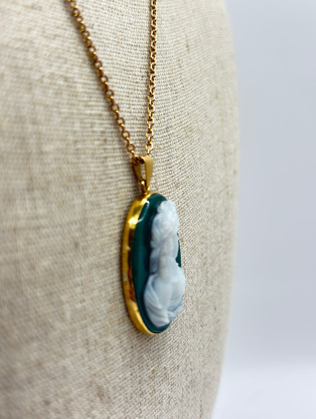 Antique 18 Karat Gold Green Agate Cameo Pendant Necklace, Birmingham, UK, 1922