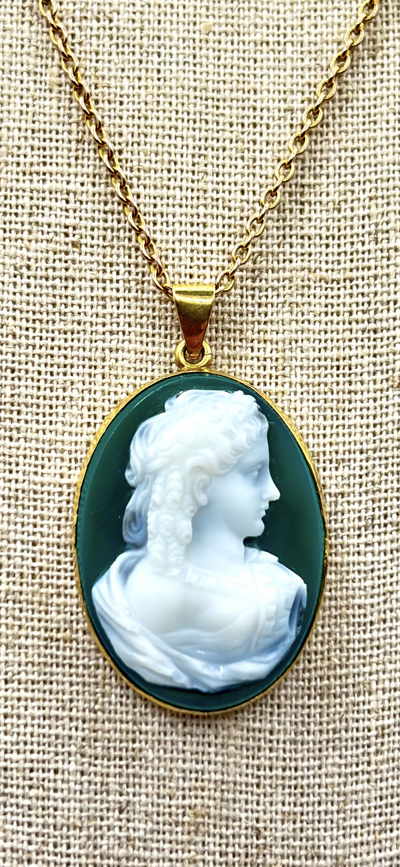 Antique 18 Karat Gold Green Agate Cameo Pendant Necklace, Birmingham, UK, 1922