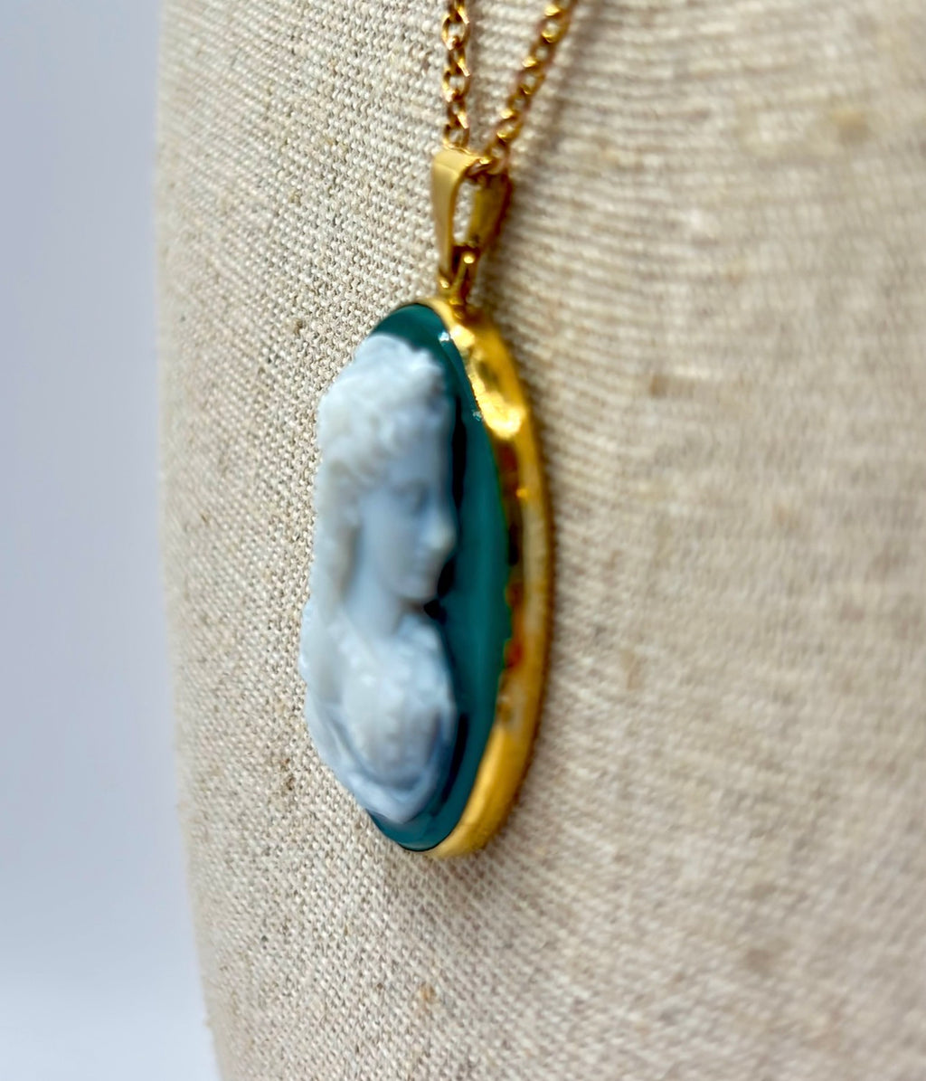 Antique 18 Karat Gold Green Agate Cameo Pendant Necklace, Birmingham, UK, 1922
