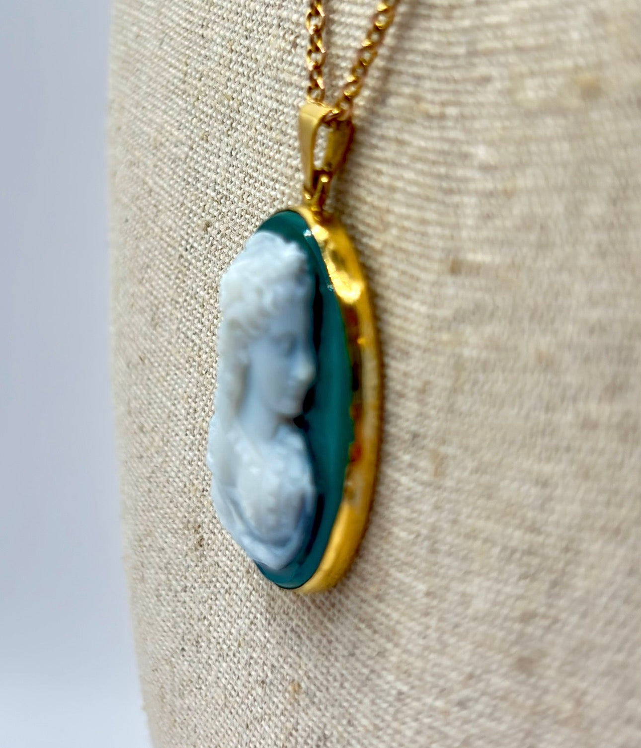 Antique 18 Karat Gold Green Agate Cameo Pendant Necklace, Birmingham, UK, 1922