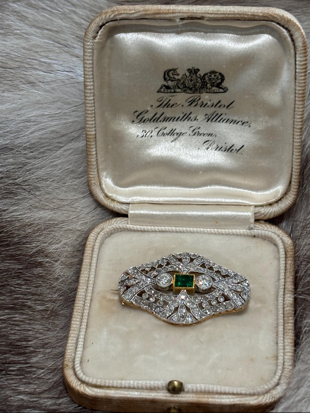 EMERALD & DIAMONDS PLATINUM and Gold Brooch c1910