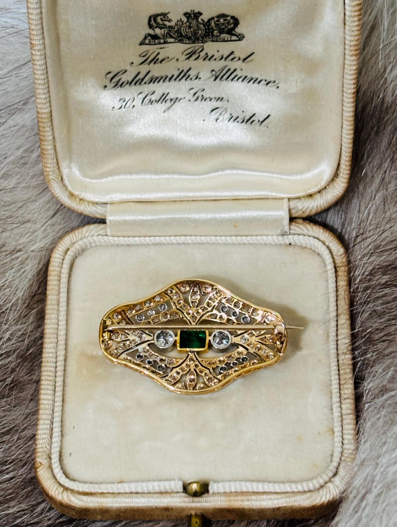EMERALD & DIAMONDS PLATINUM and Gold Brooch c1910
