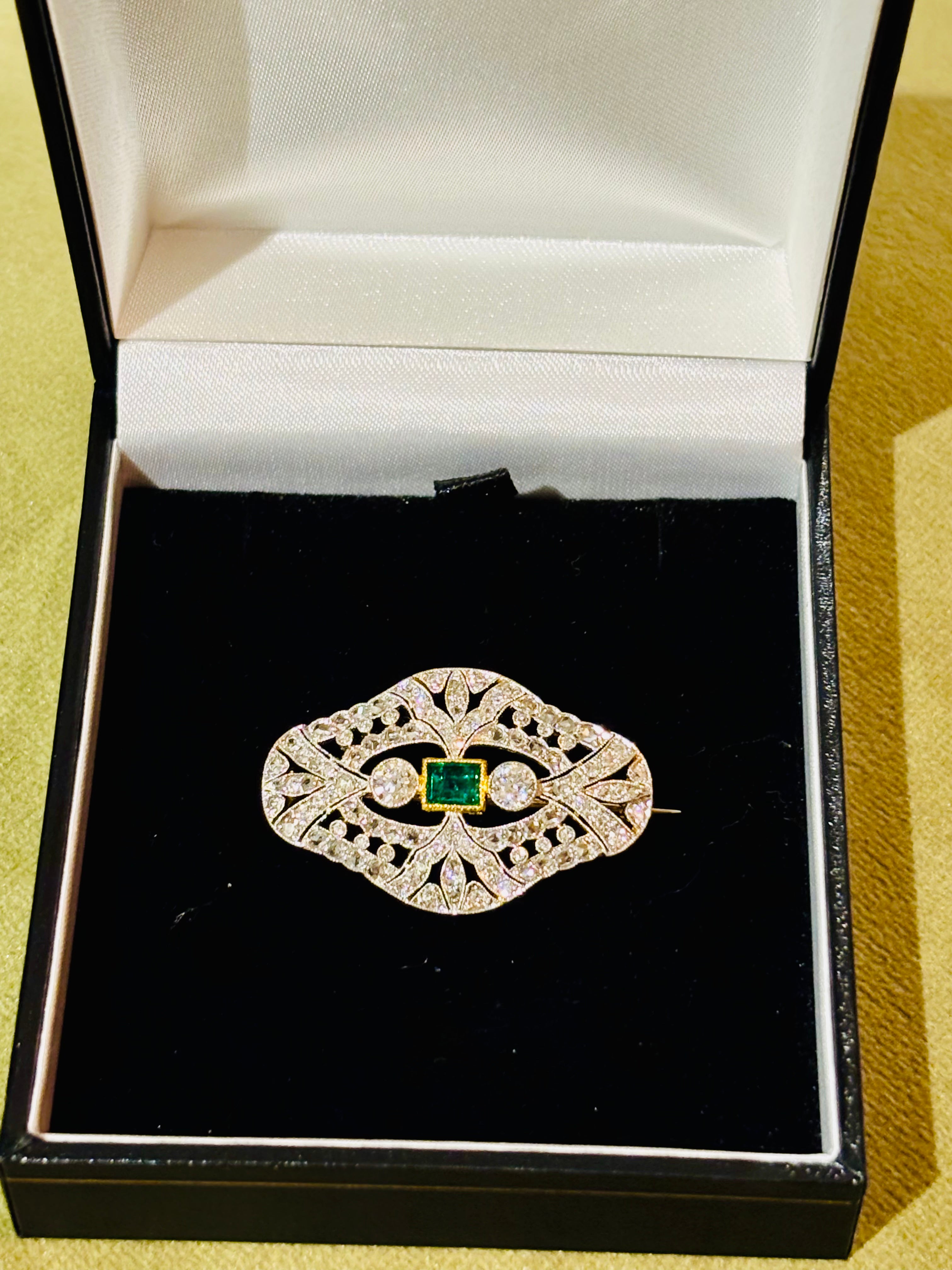 EMERALD & DIAMONDS PLATINUM and Gold Brooch c1910