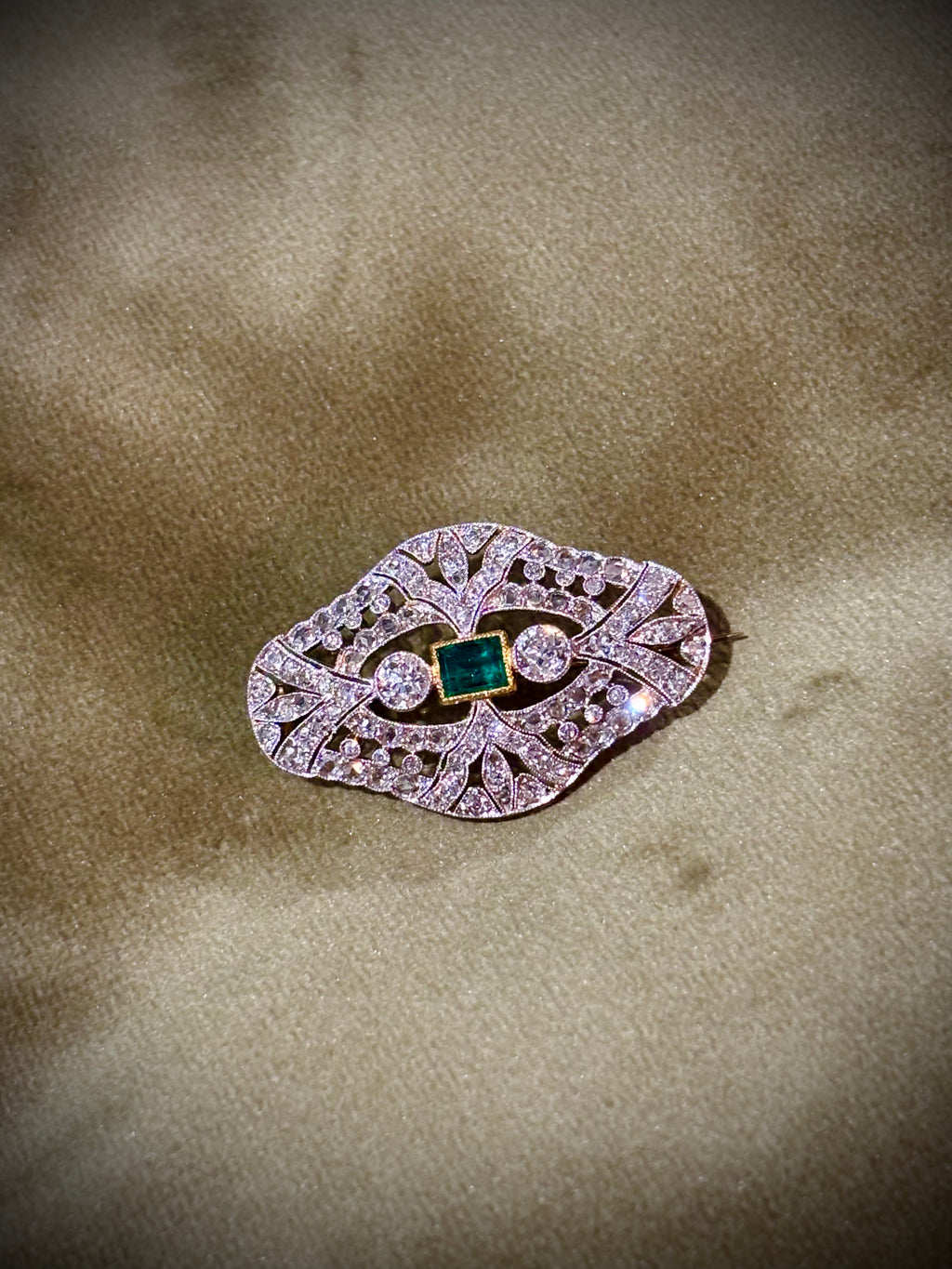 EMERALD & DIAMONDS PLATINUM and Gold Brooch c1910