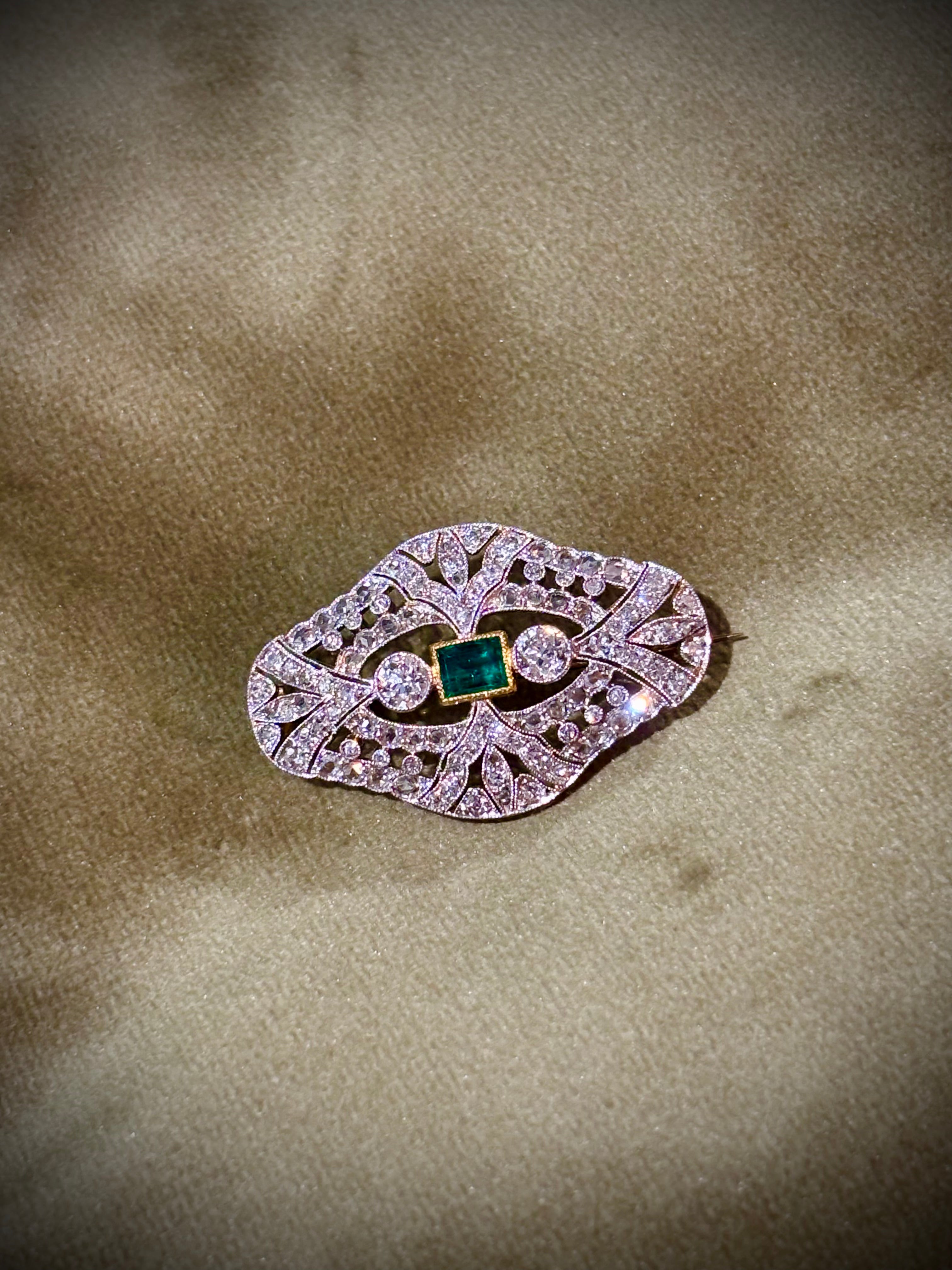 EMERALD & DIAMONDS PLATINUM and Gold Brooch c1910