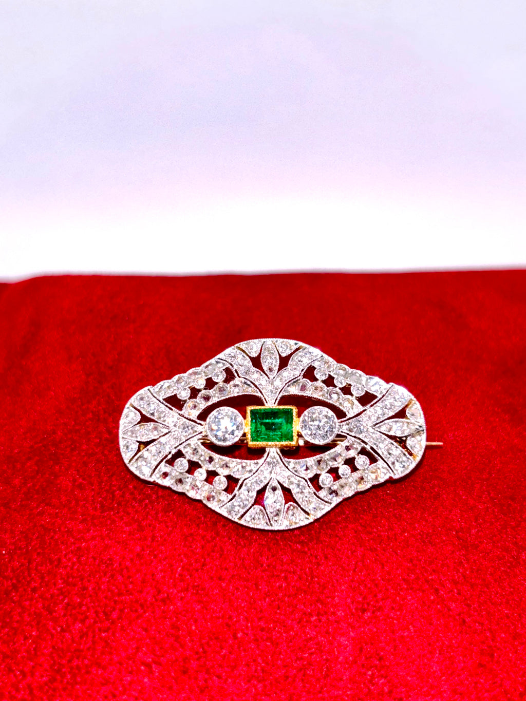EMERALD & DIAMONDS PLATINUM and Gold Brooch c1910