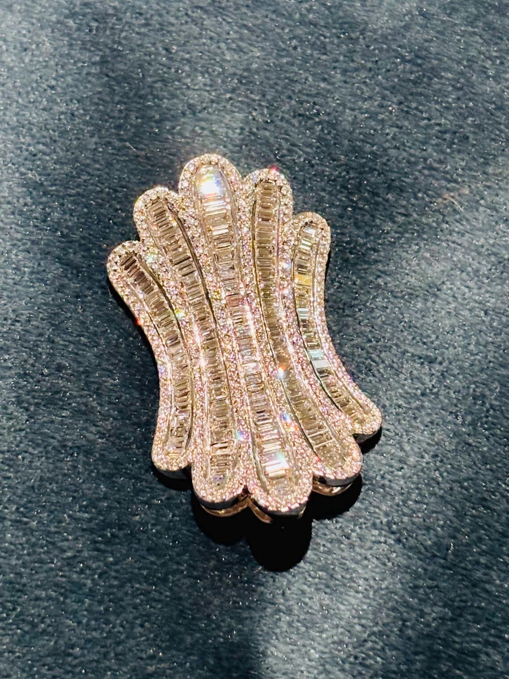 IMPRESSIVE VINTAGE DIAMOND Brooch in Art Deco inspired design