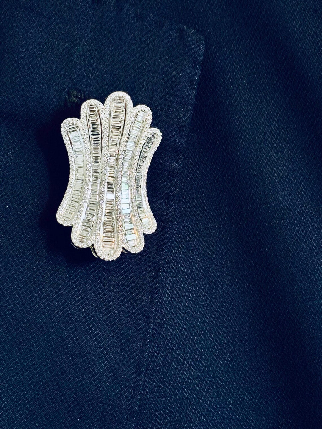 IMPRESSIVE VINTAGE DIAMOND Brooch in Art Deco inspired design