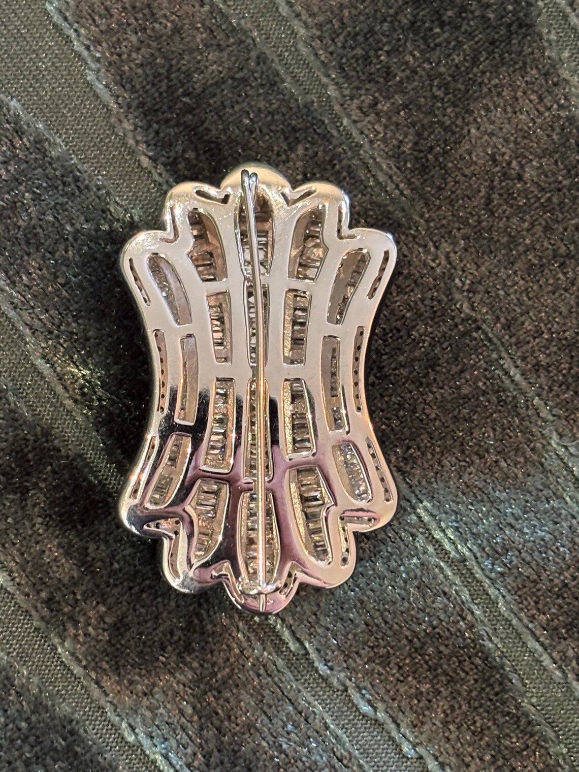 IMPRESSIVE VINTAGE DIAMOND Brooch in Art Deco inspired design