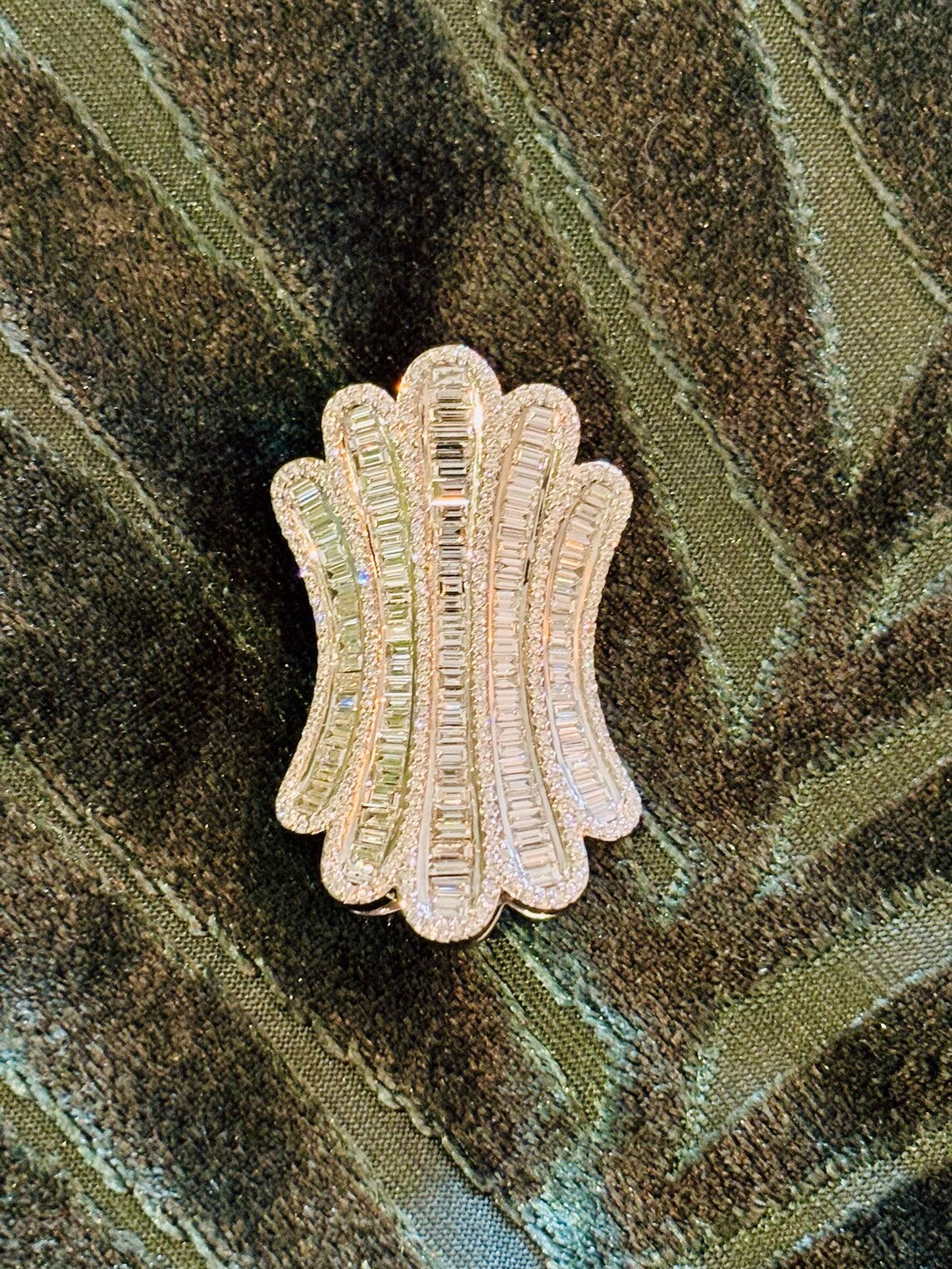 IMPRESSIVE VINTAGE DIAMOND Brooch in Art Deco inspired design