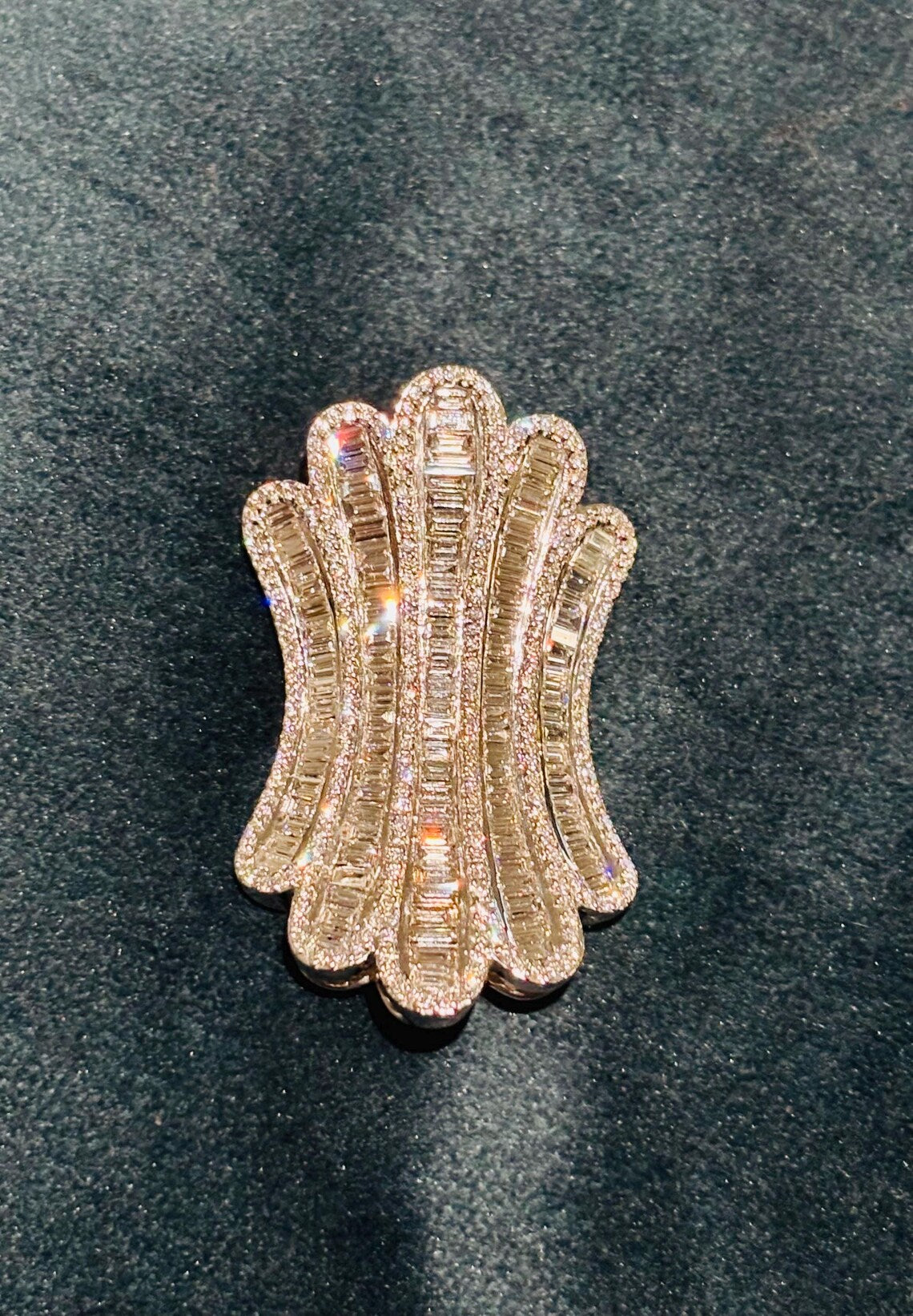 IMPRESSIVE VINTAGE DIAMOND Brooch in Art Deco inspired design