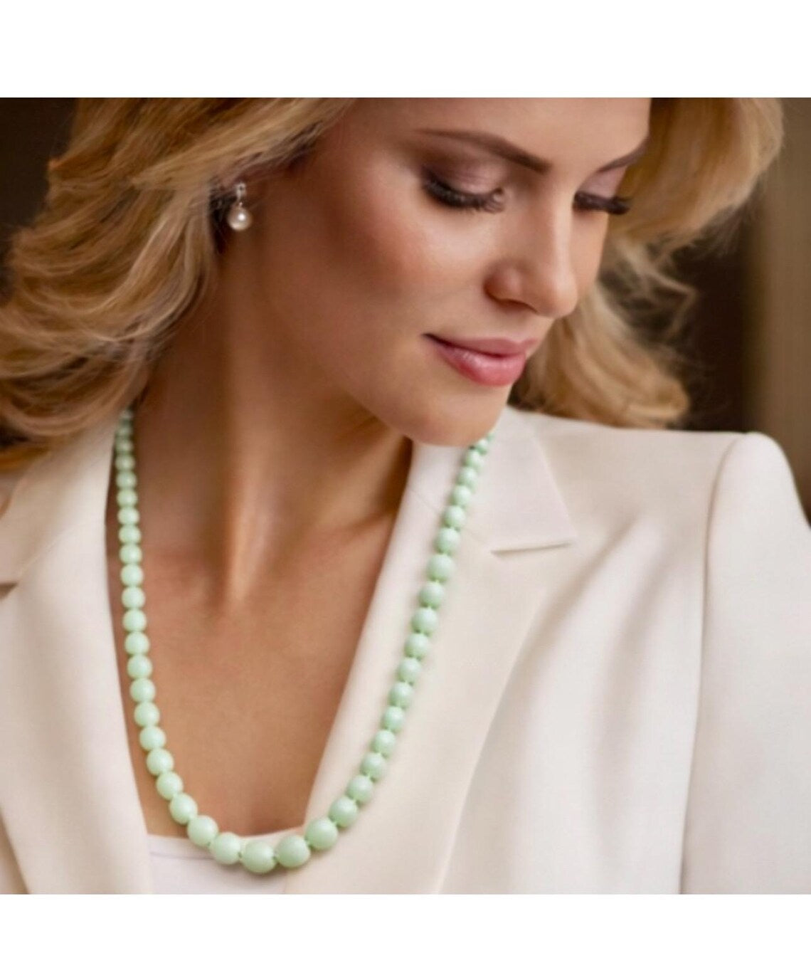 Graduated Jade Bead Necklace with 9 Carat Gold Clasp