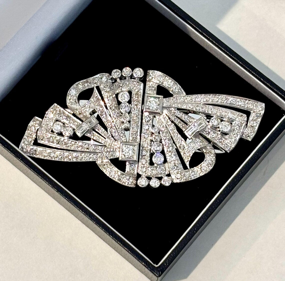 Large Art Deco Platinum Diamond Double Clip Brooch, 5.50 Carats, French Atelier, circa 1928-1935