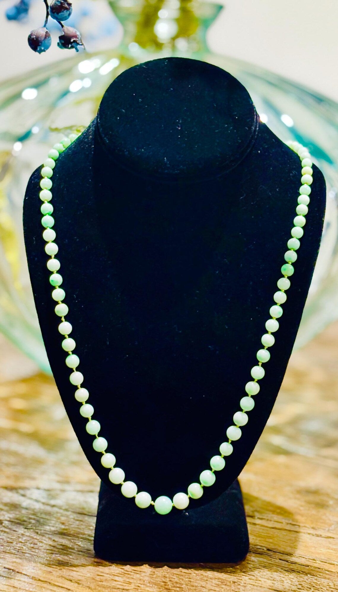 Graduated Jade Bead Necklace with 9 Carat Gold Clasp