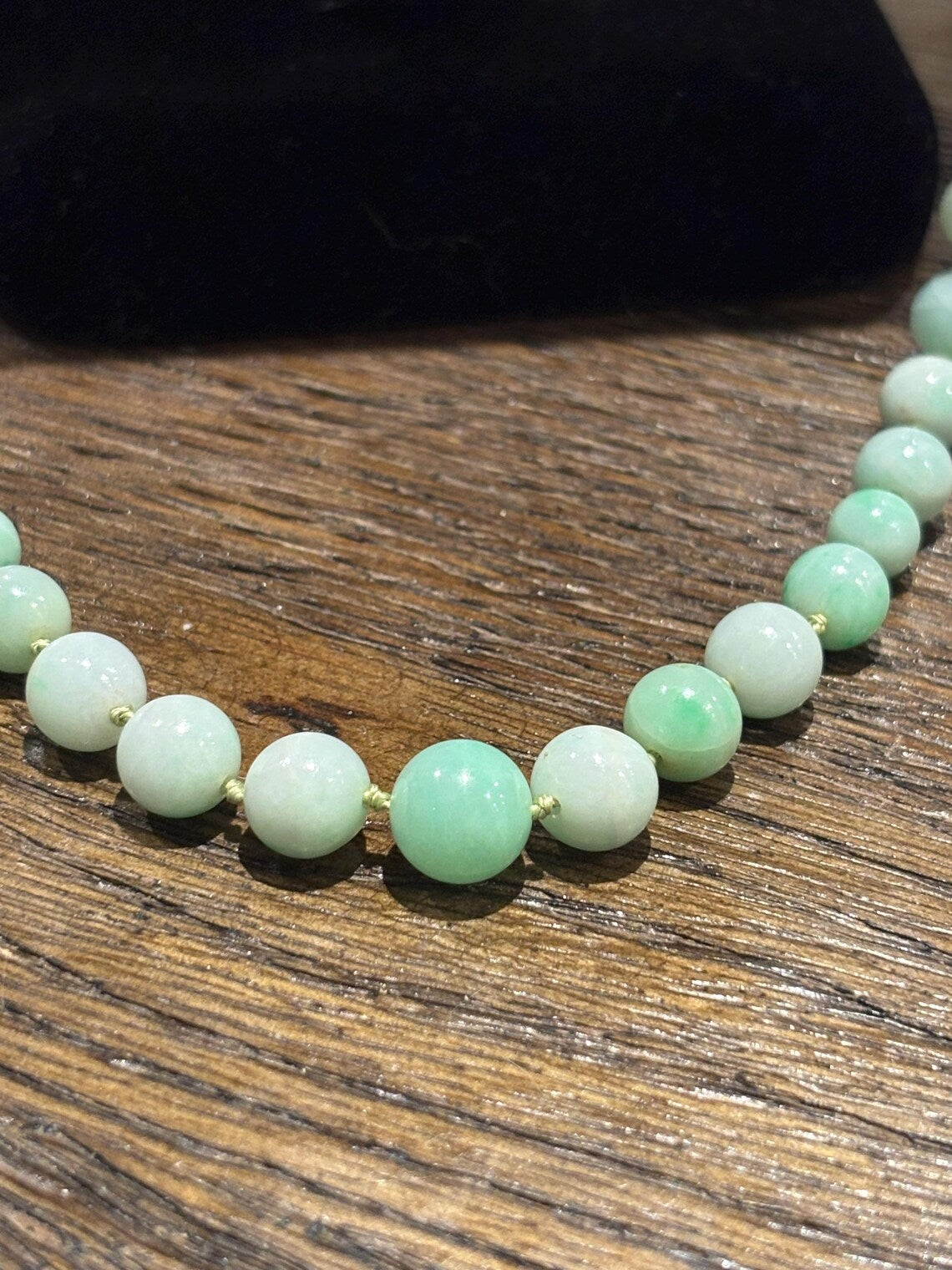 Graduated Jade Bead Necklace with 9 Carat Gold Clasp