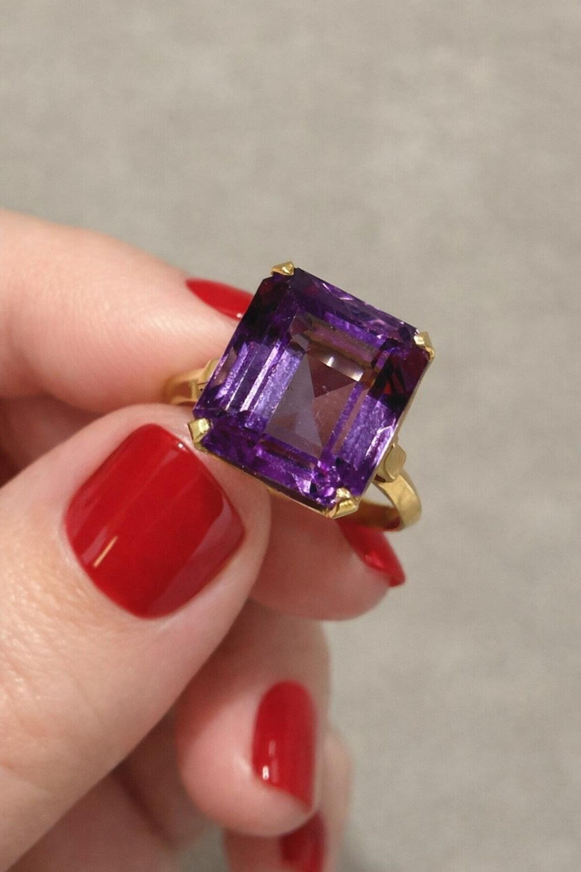 AMETHYST SOLITAIRE RING 21K Gold, 12 Carat Stone