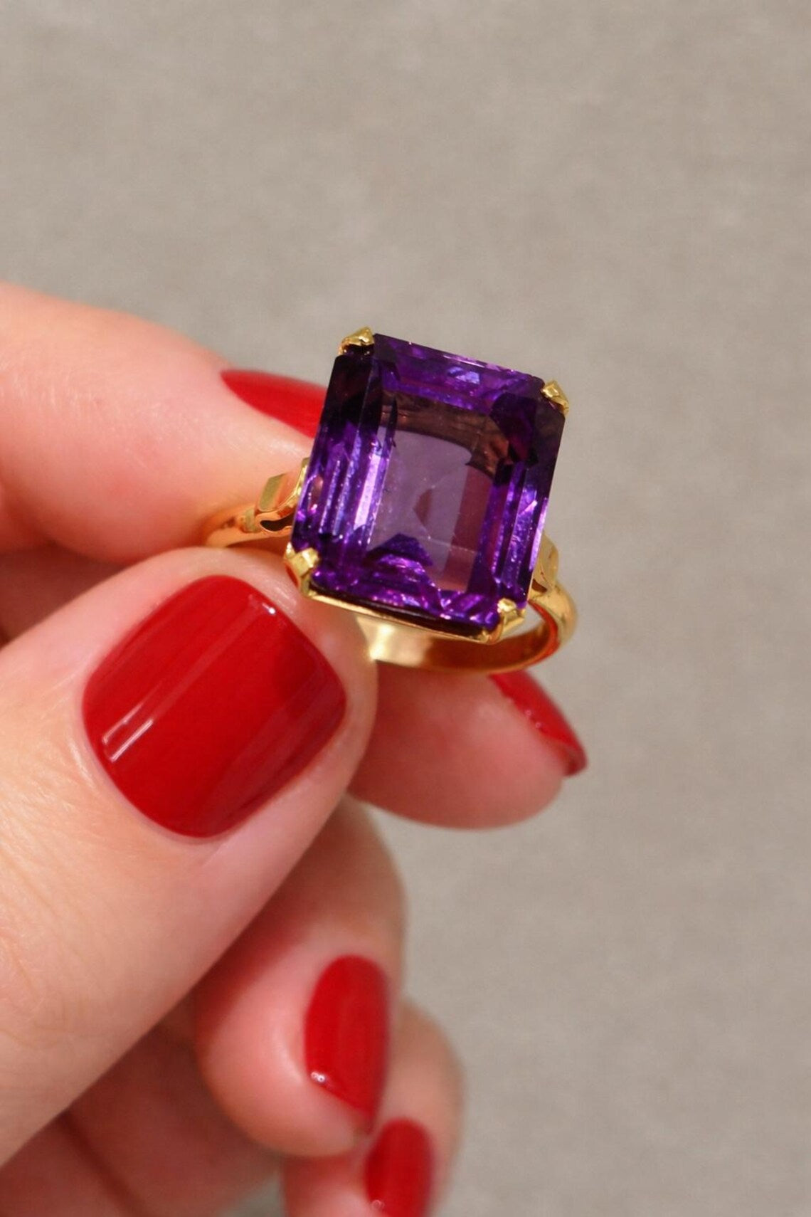 AMETHYST SOLITAIRE RING 21K Gold, 12 Carat Stone