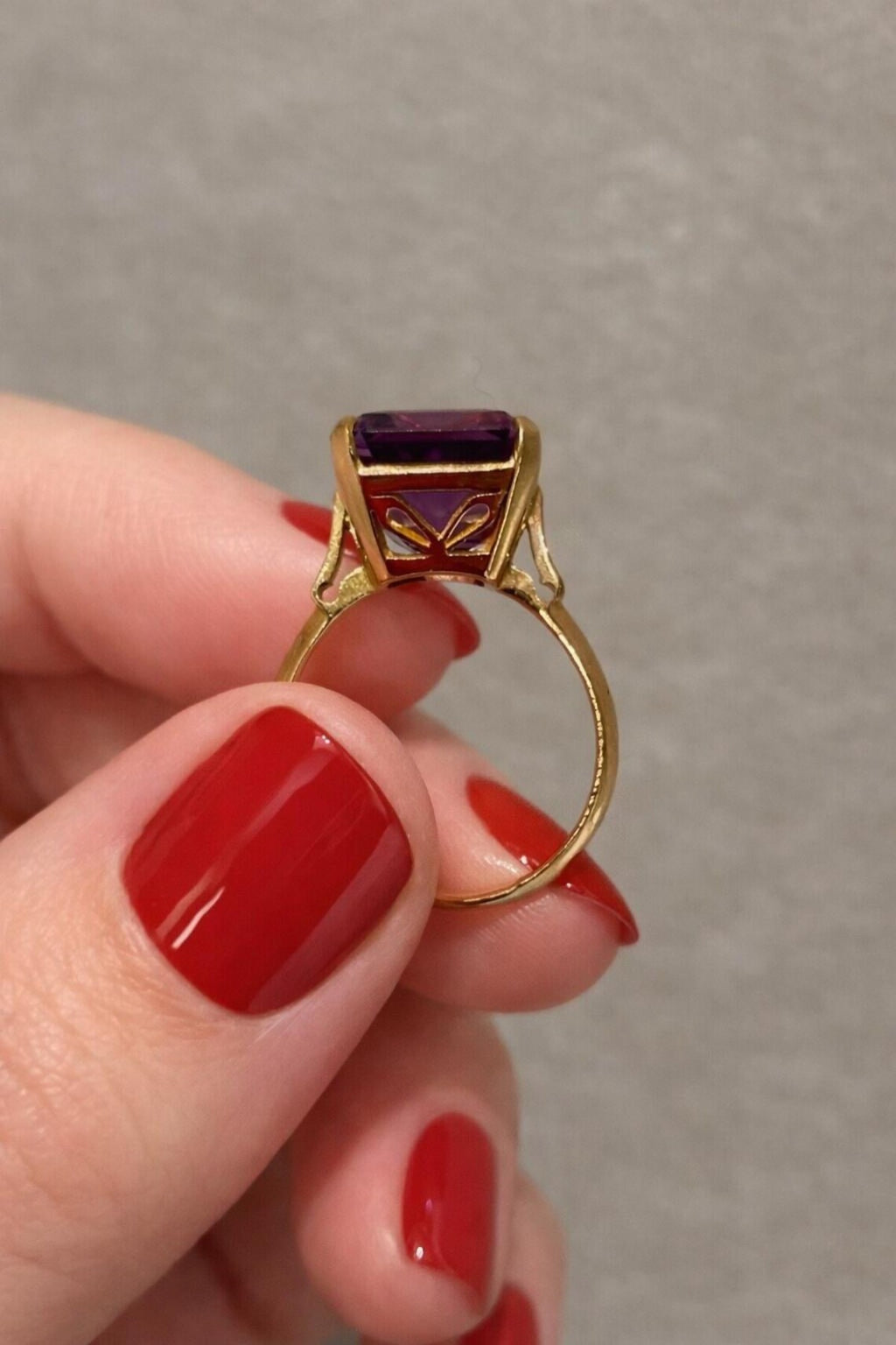 AMETHYST SOLITAIRE RING 21K Gold, 12 Carat Stone