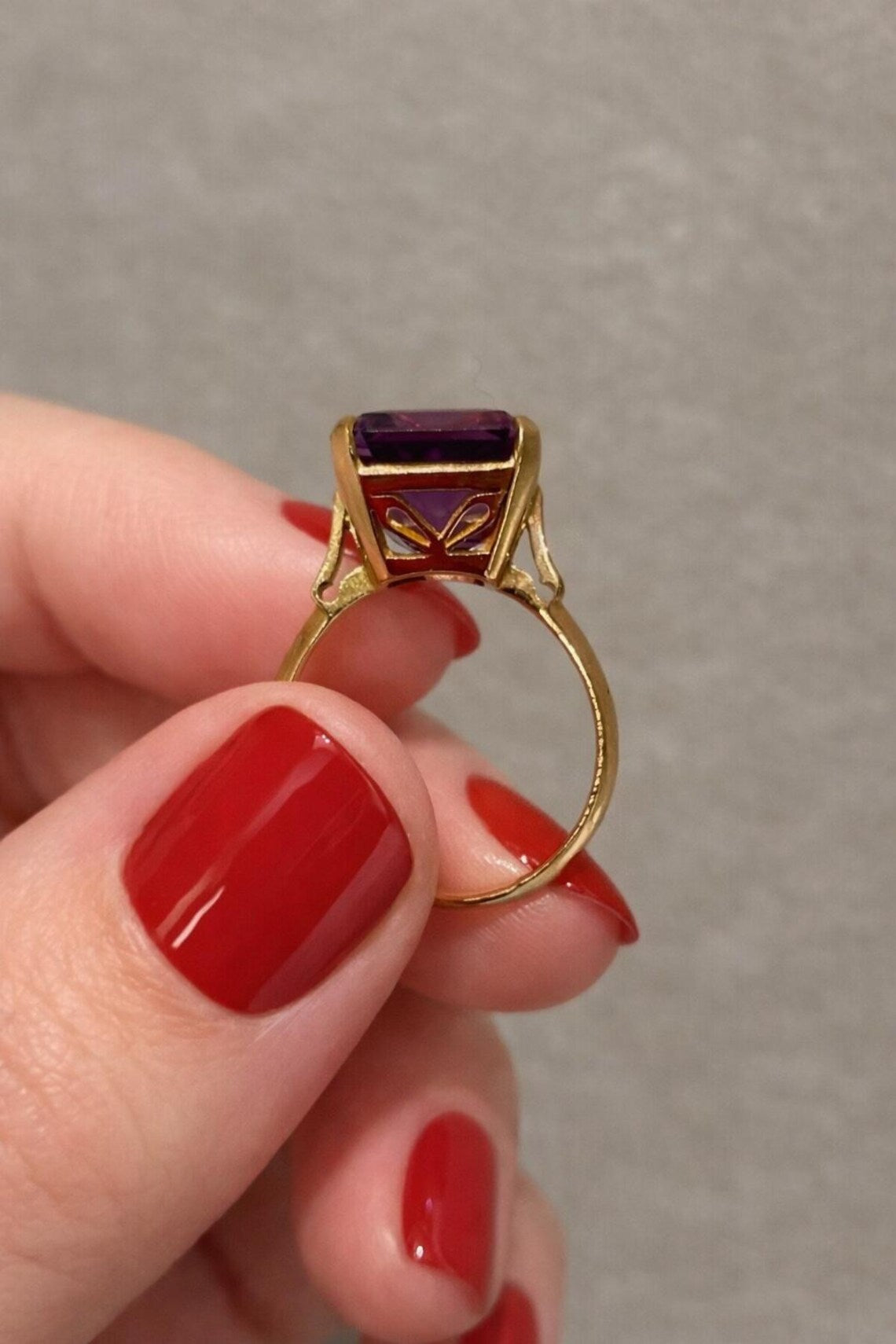 AMETHYST SOLITAIRE RING 21K Gold, 12 Carat Stone