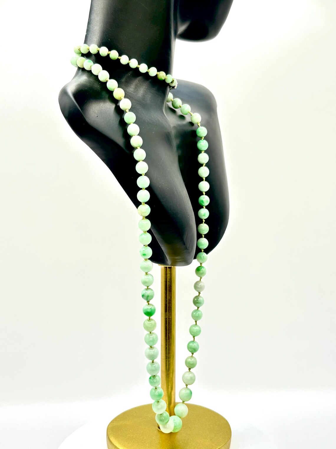 Graduated Jade Bead Necklace with 9 Carat Gold Clasp