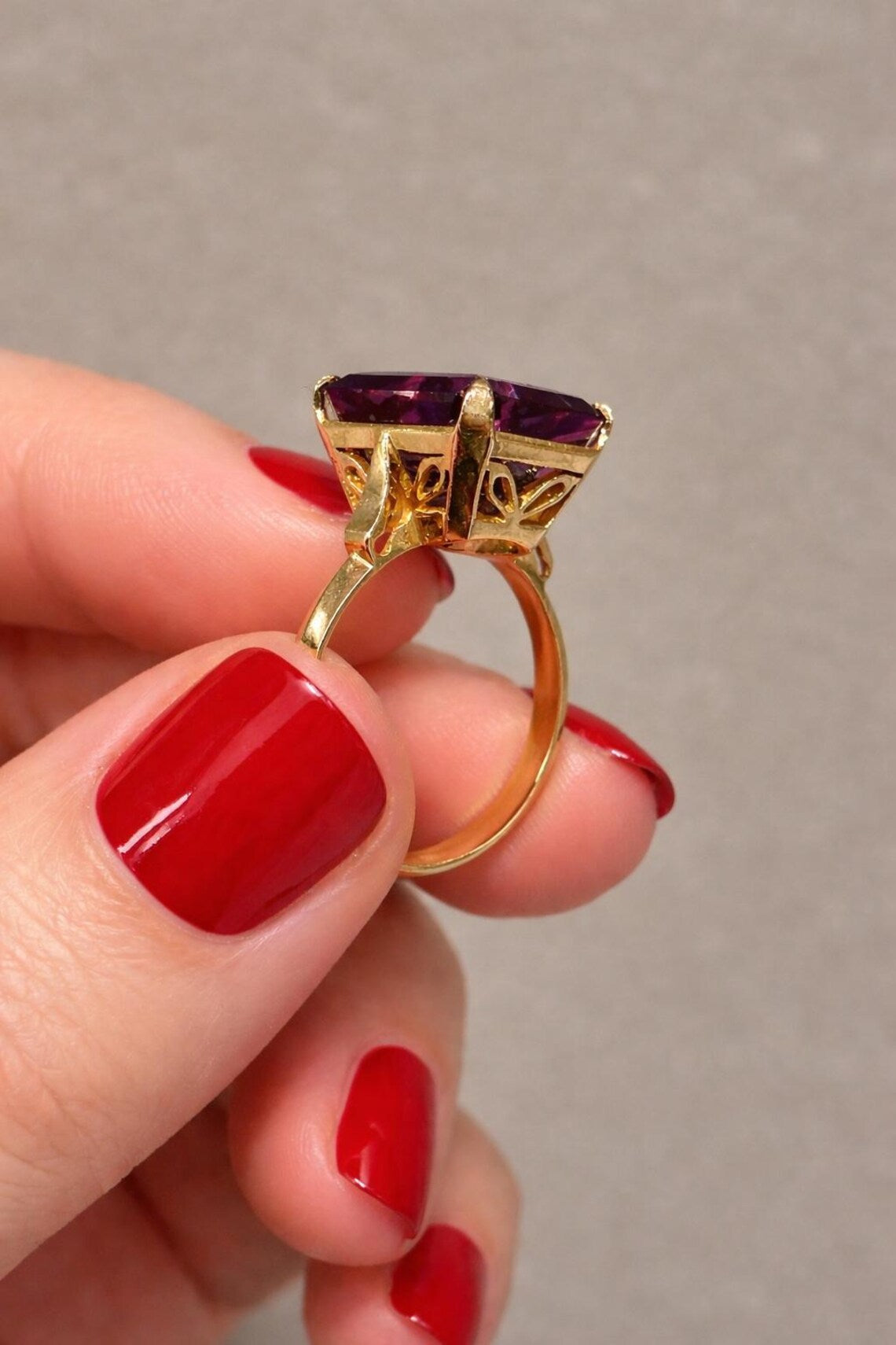 AMETHYST SOLITAIRE RING 21K Gold, 12 Carat Stone
