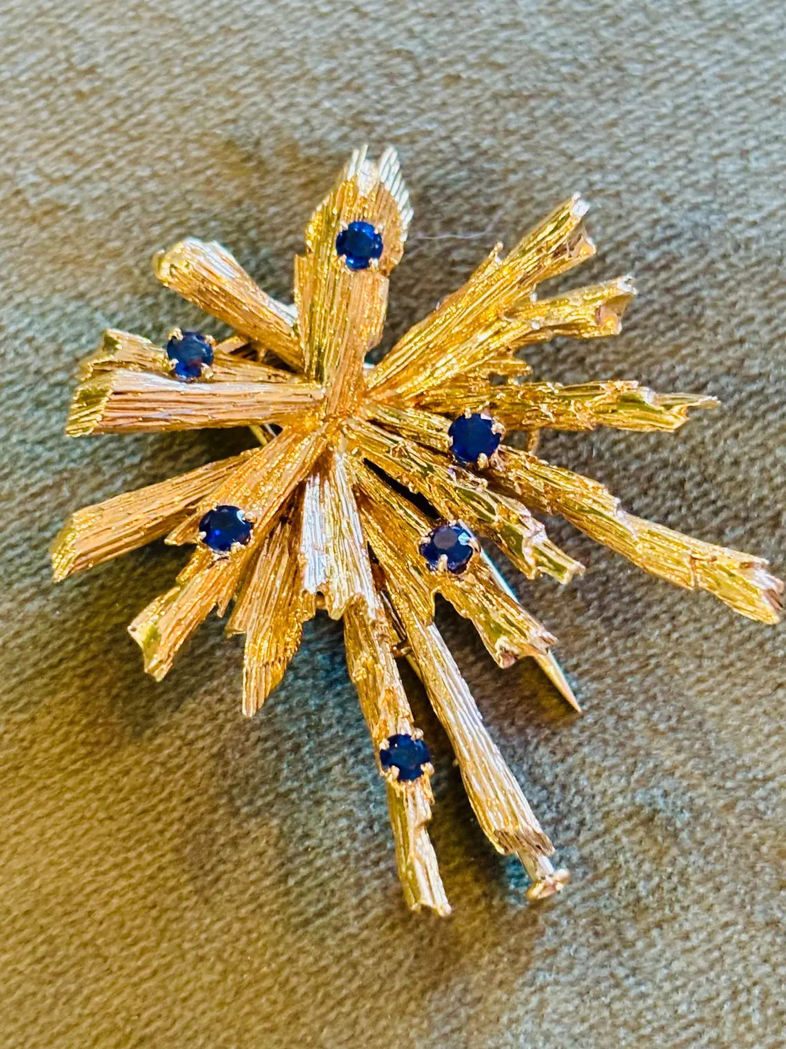 CHAUMET, VINTAGE BROOCH in 18ct yellow gold