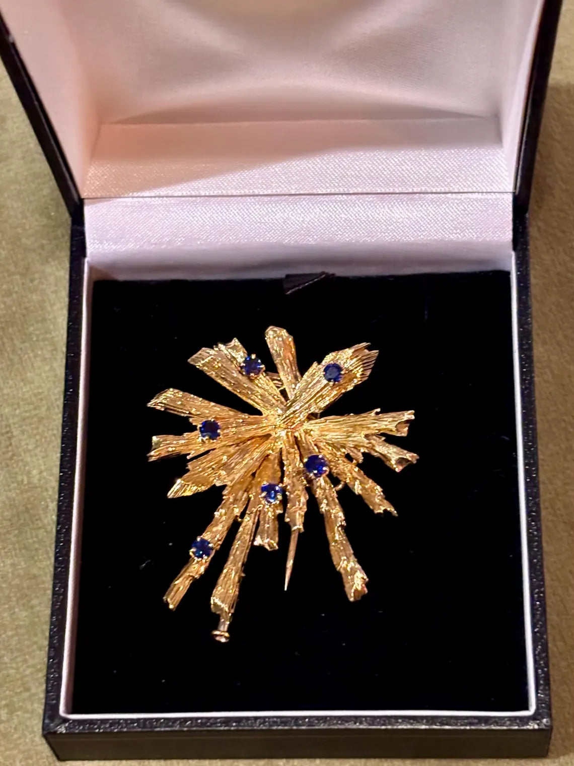 CHAUMET, VINTAGE BROOCH in 18ct yellow gold