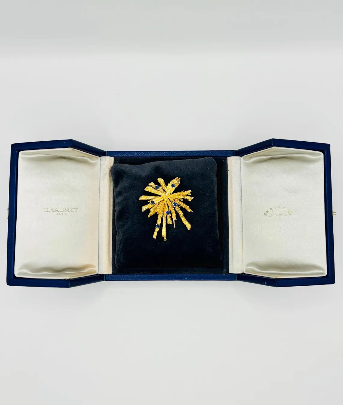 CHAUMET, VINTAGE BROOCH in 18ct yellow gold
