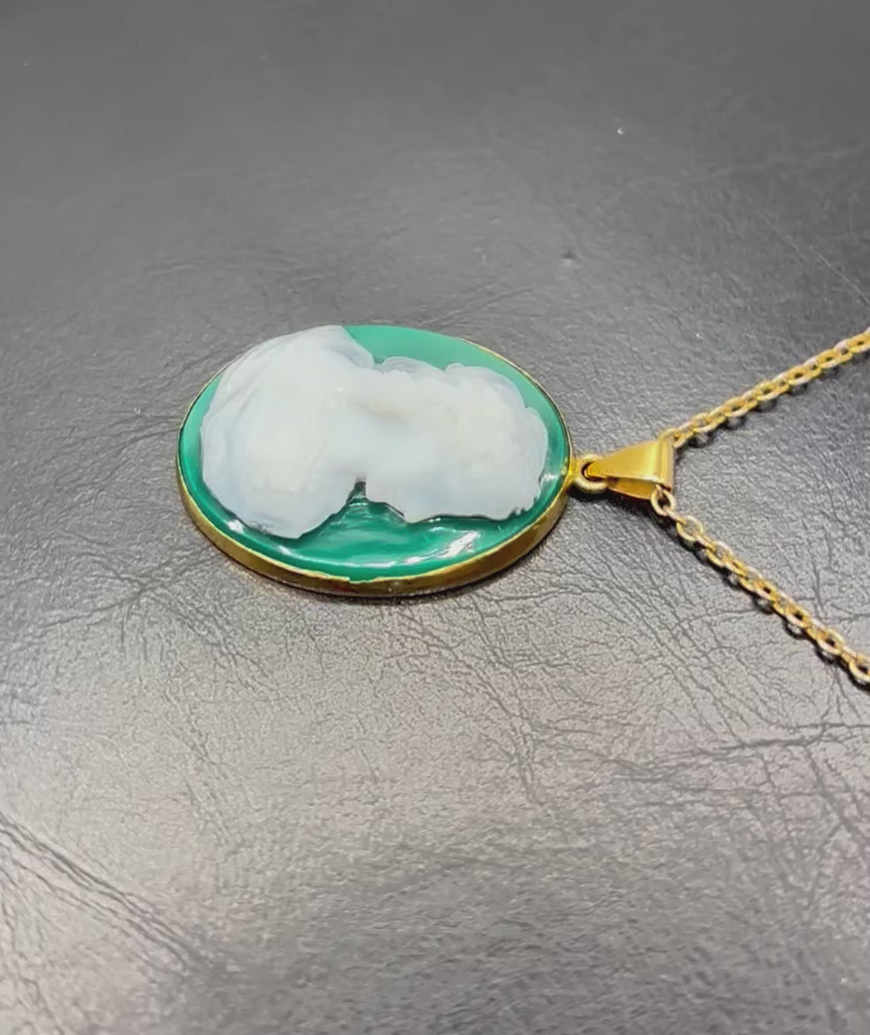 Antique 18 Karat Gold Green Agate Cameo Pendant Necklace, Birmingham, UK, 1922