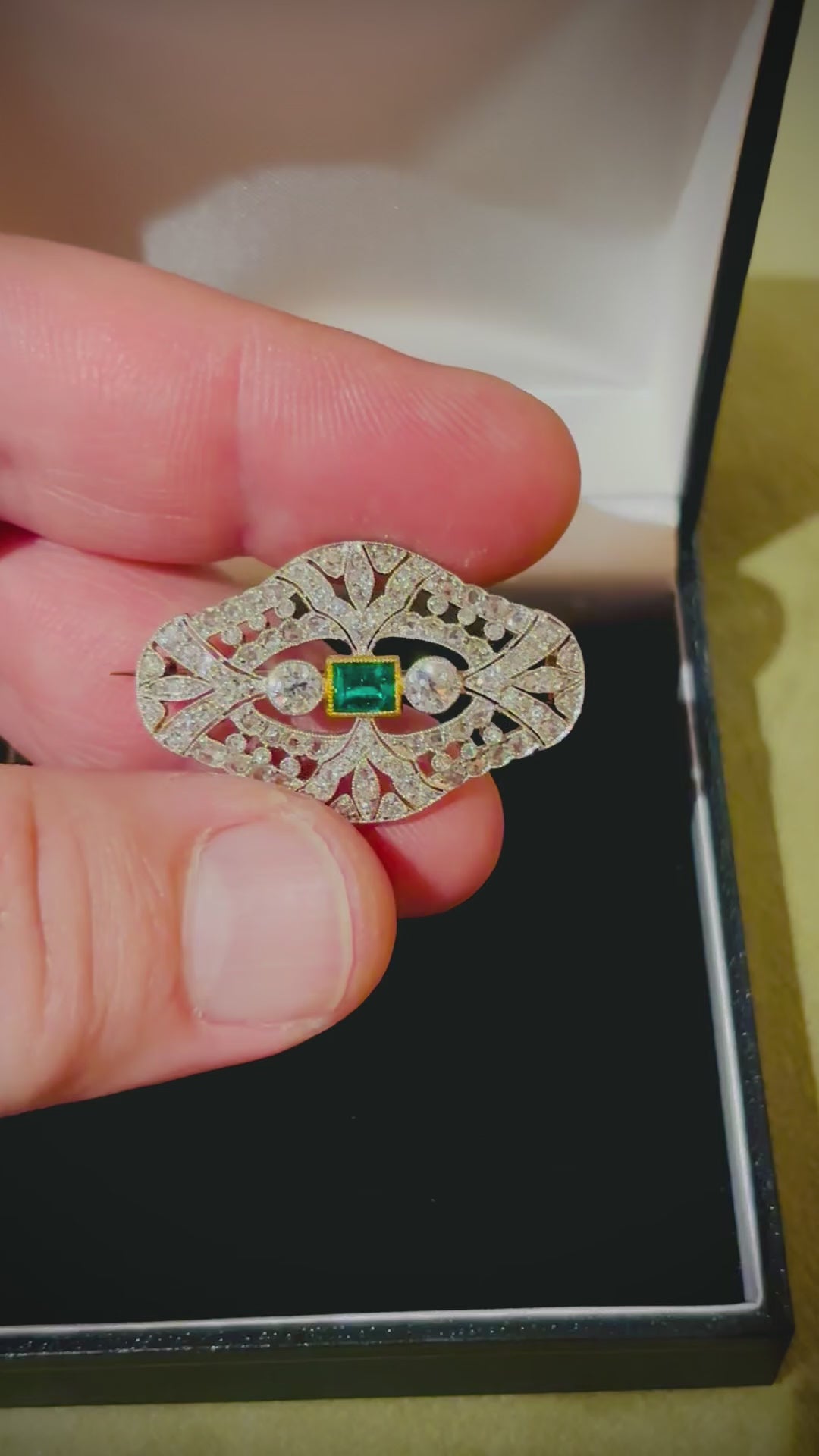 EMERALD & DIAMONDS PLATINUM and Gold Brooch c1910